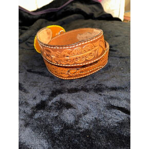 VINTAGE UNISEX WESTERN TOOLED LEATHER BELT W/ YELLOW NATIVE BEADED BUCKLE 30